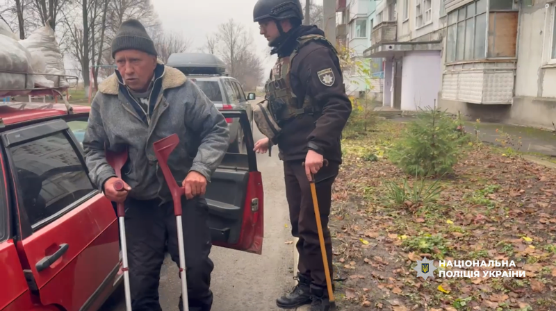 У прифронтовому Приморському поліцейські під обстрілами вивезли чотирьох місцевих мешканців