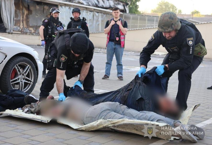 Удари по Запоріжжю: правоохоронці ідентифікували чотирьох загиблих людей, особи ще восьми - встановлюються
