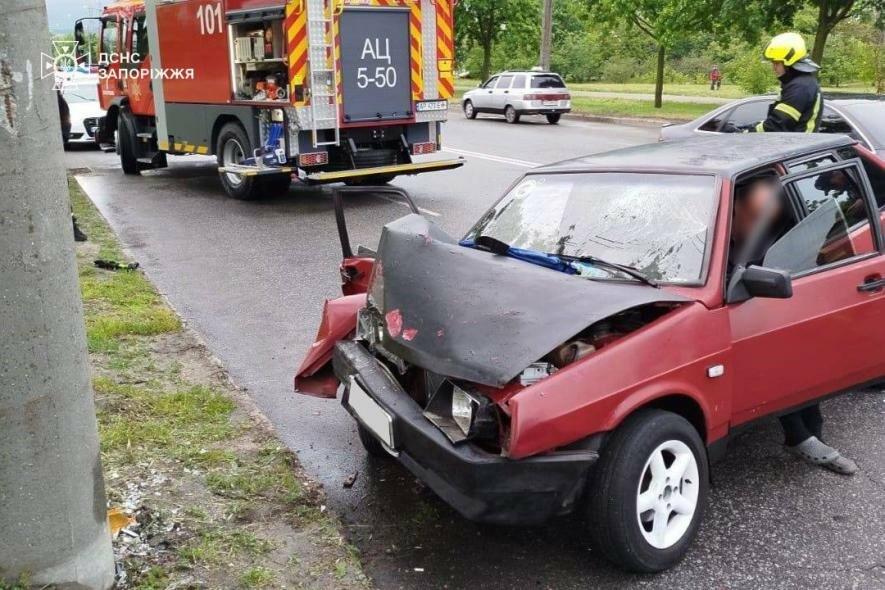 У Запоріжжі внаслідок аварії пасажира затисло конструкціями авто