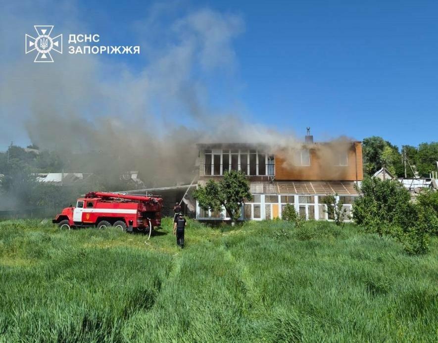 Через обстріли у Запорізькому районі виникло три пожежі