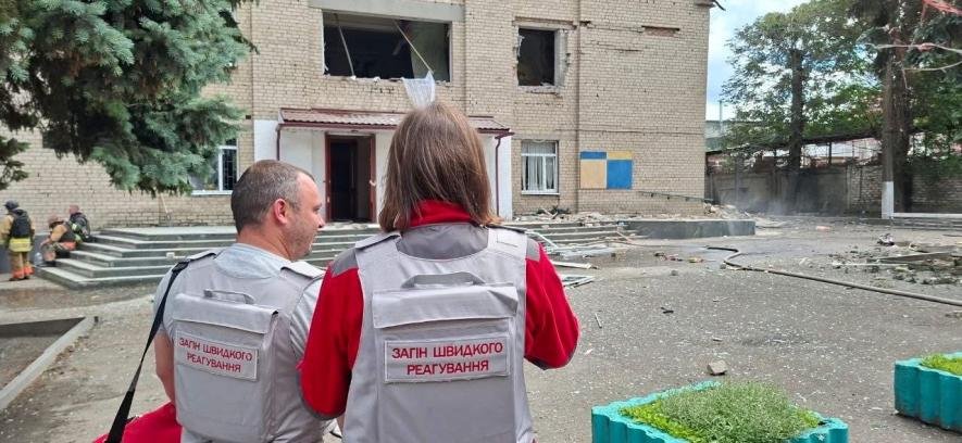 Волонтери «Червоного Хреста» показали, як виглядає будинок культури у Вільнянську після атаки БпЛА