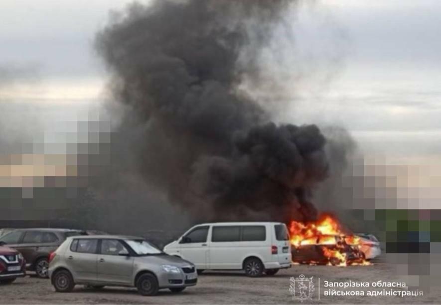 Ворог знову атакував Запоріжжя: дрон влучив по автомобільній стоянці
