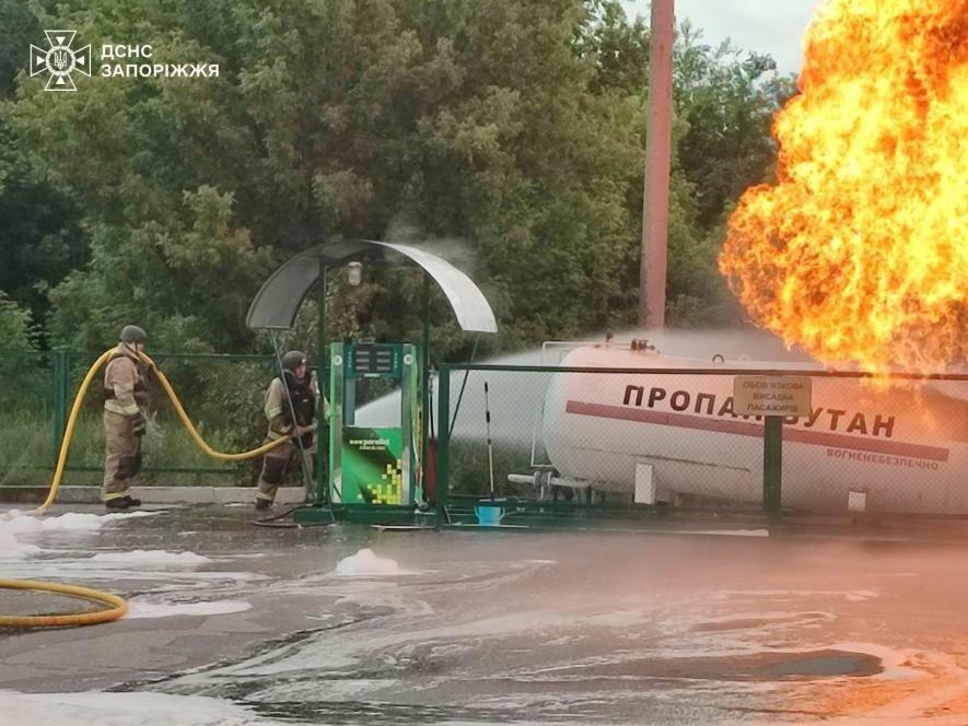 російський дрон атакував рятувальників під час ліквідації пожежі на АЗС у Запорізькому районі