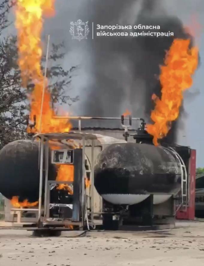 Через атаку дрону у Запоріжжі горить АЗС, водіїв попереджають про перекриття руху