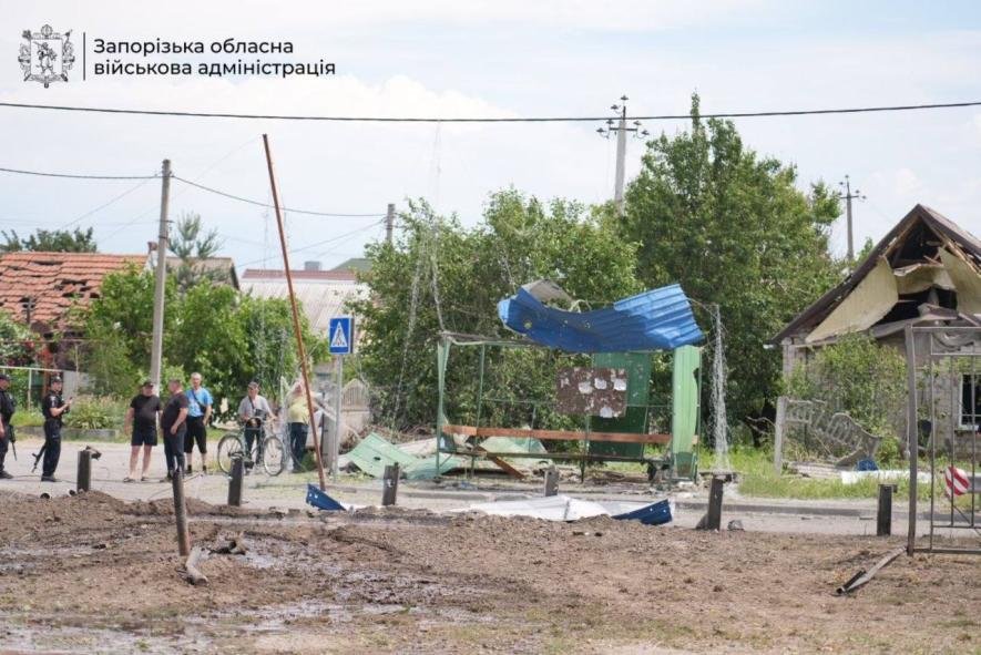 Росіяни вдарили КАБами поблизу зупинки громадського транспорту у Балабиному, - ФОТО