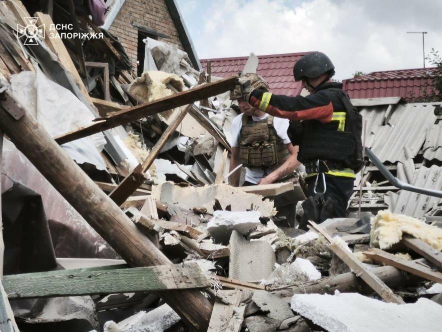 У Запоріжжі рятувальники завершили роботи на одному з місць влучання КАБа, кількість постраждалих зросла до 17