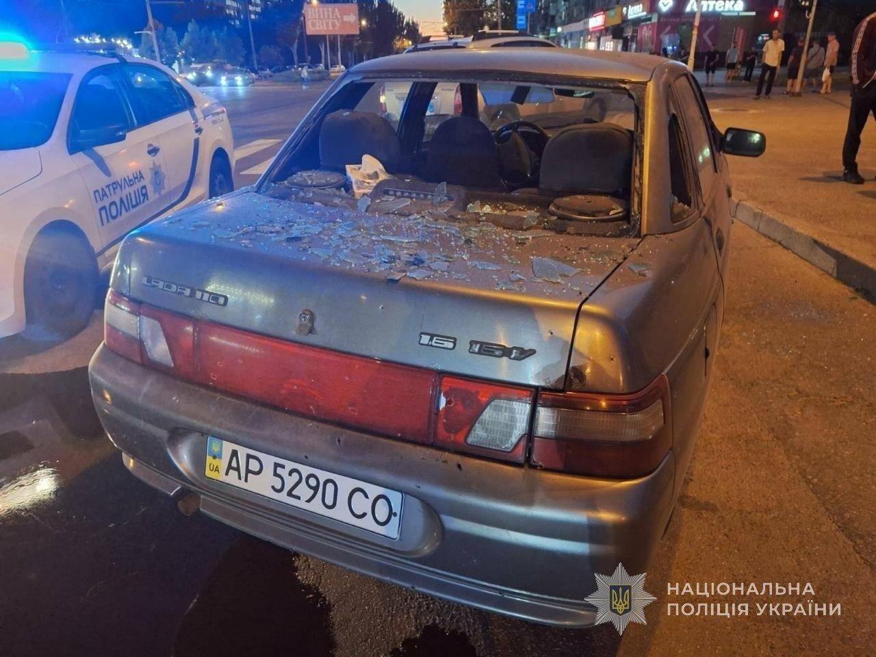 Ворожий дрон влучив в автомобіль у селі неподалік Запоріжжя, дві людини постраждали