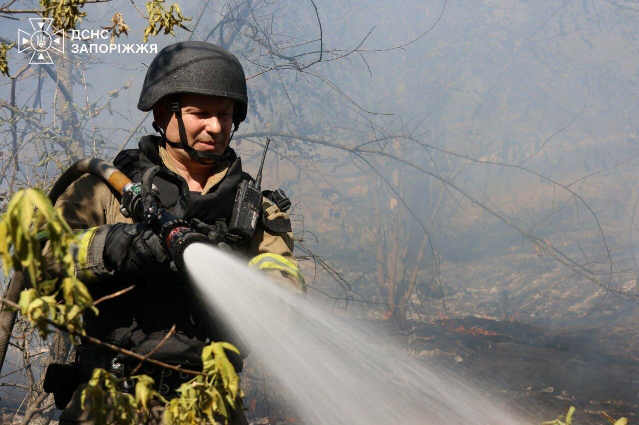 У Запоріжжі внаслідок атак ворожих БпЛА виникли масштабні пожежі: з вогнем боролись 28 рятувальників