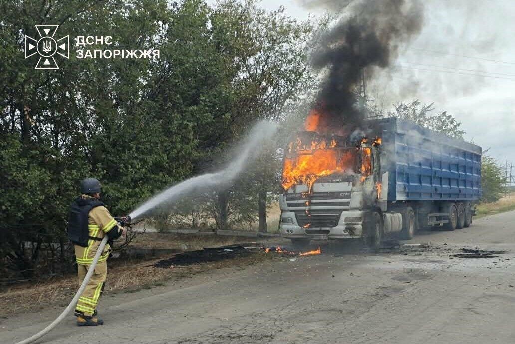 У Запоріжжі та передмісті внаслідок ворожих атак горіли будинки та авто, поранені люди