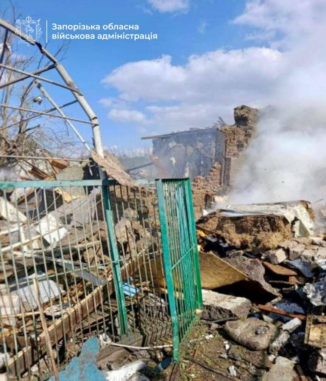 Ворог вдарив авіабомбами по селу у Запорізькому районі: одна людина загинула, ще одна поранена