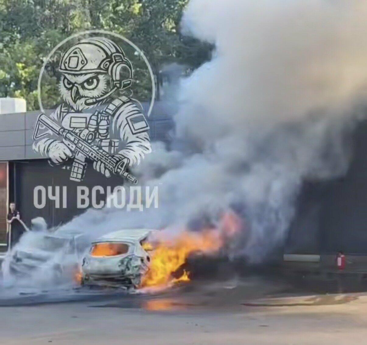 Ворожий fpv-дрон влучив в стоянку поруч з АТБ в Космічному районі