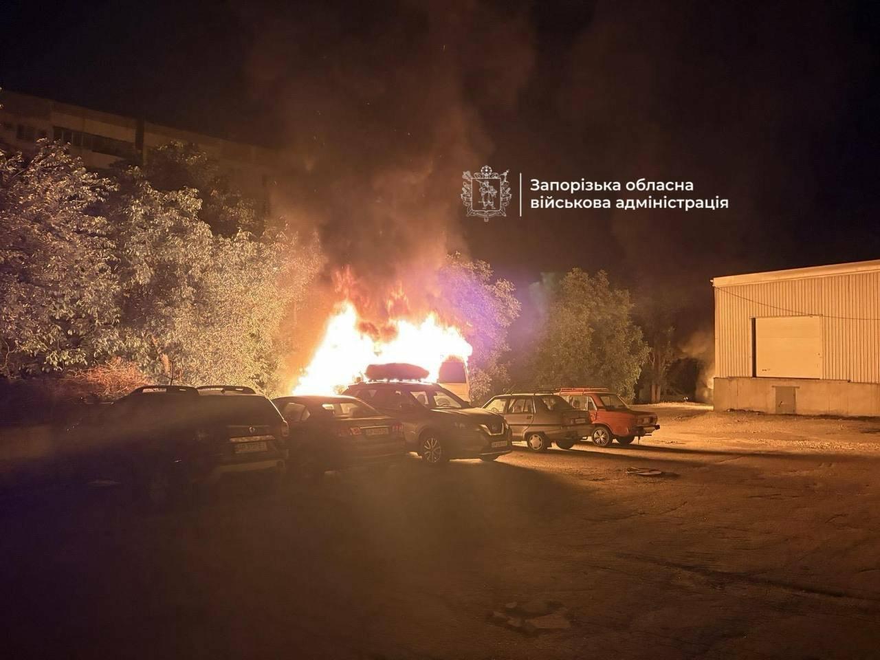 Ворожий дрон влучив поблизу автомийки у Запоріжжя: пошкоджені авто