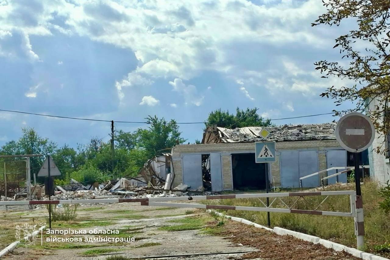 В одній з прифронтових громад Запорізької області водії для зручного пересування роблять дірки в антидронових сітках