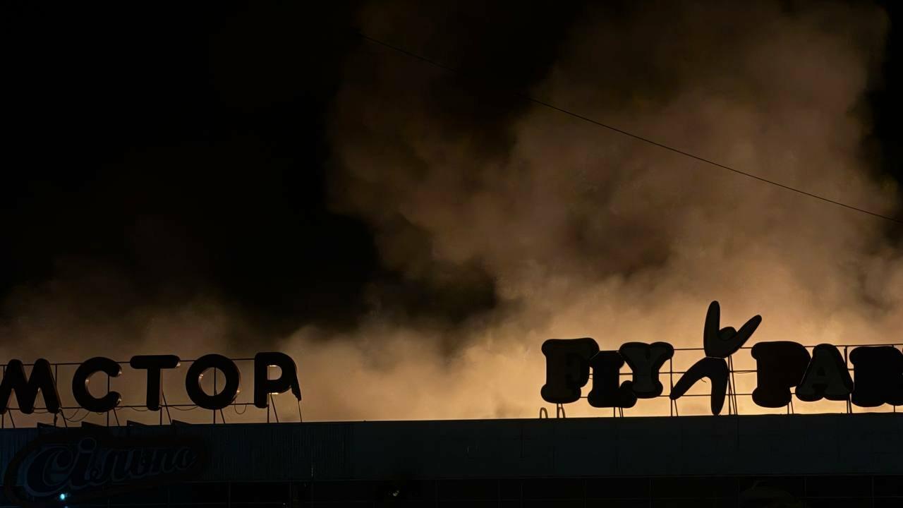 Внаслідок удару по ТЦ у Запоріжжі постраждали двоє людей