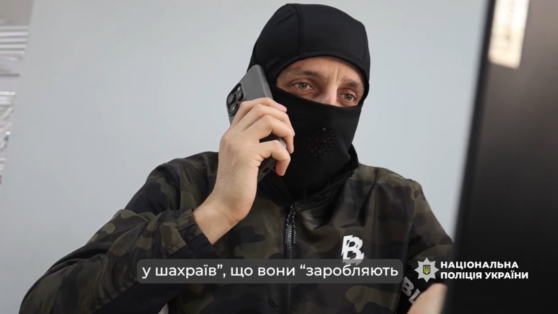 У Запоріжжі поліція допомогла повернути пенсіонерці майже 10 тисяч доларів, які вона віддала телефонним шахраям