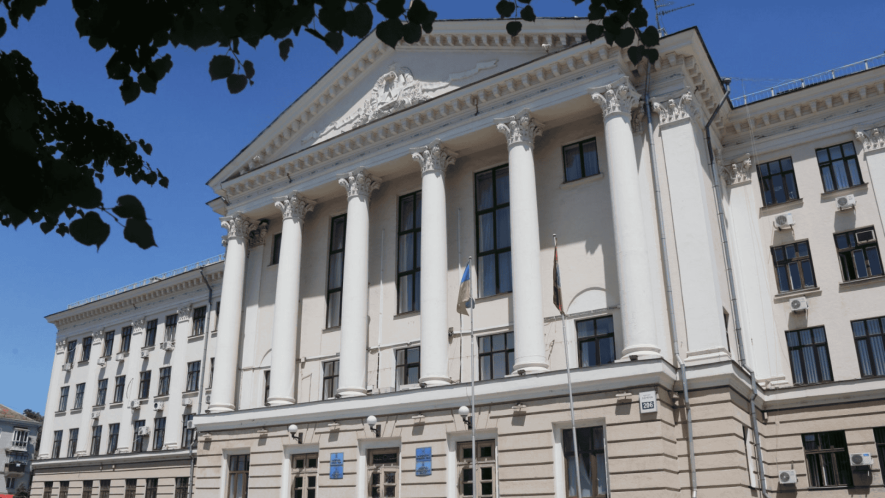 У центрі Запоріжжя вирубають 37 дерев заради облаштування паркувальних кишень
