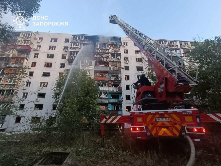 У Запоріжжі рятувальники евакуювали 13 мешканців із палаючої багатоповерхівки