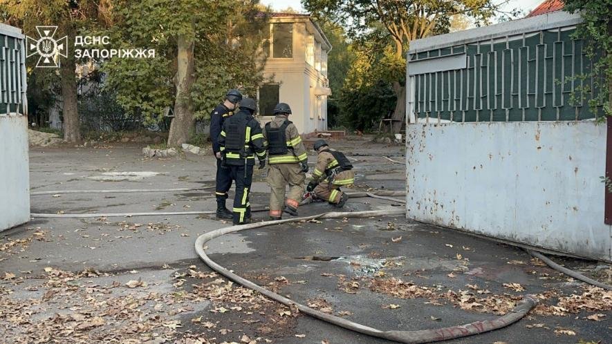 У Запоріжжі горів склад із автомобілями: постраждали двоє людей