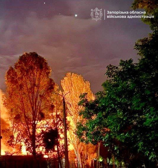 У Запоріжжі виникла пожежа на підприємстві після ворожої атаки