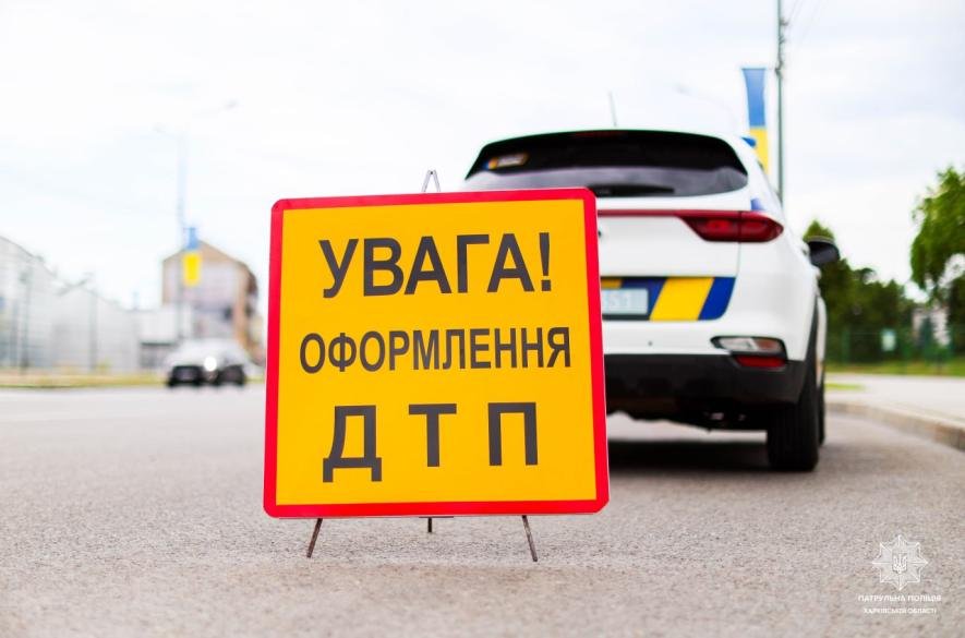 У Запоріжжі легкове авто влетіло у дерево: у ДТП загинула одна людина, ще двоє постраждалих госпіталізовано