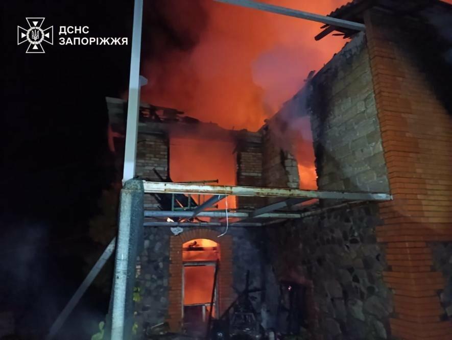 У Запорізькому районі згорів приватний будинок після ворожого обстрілу