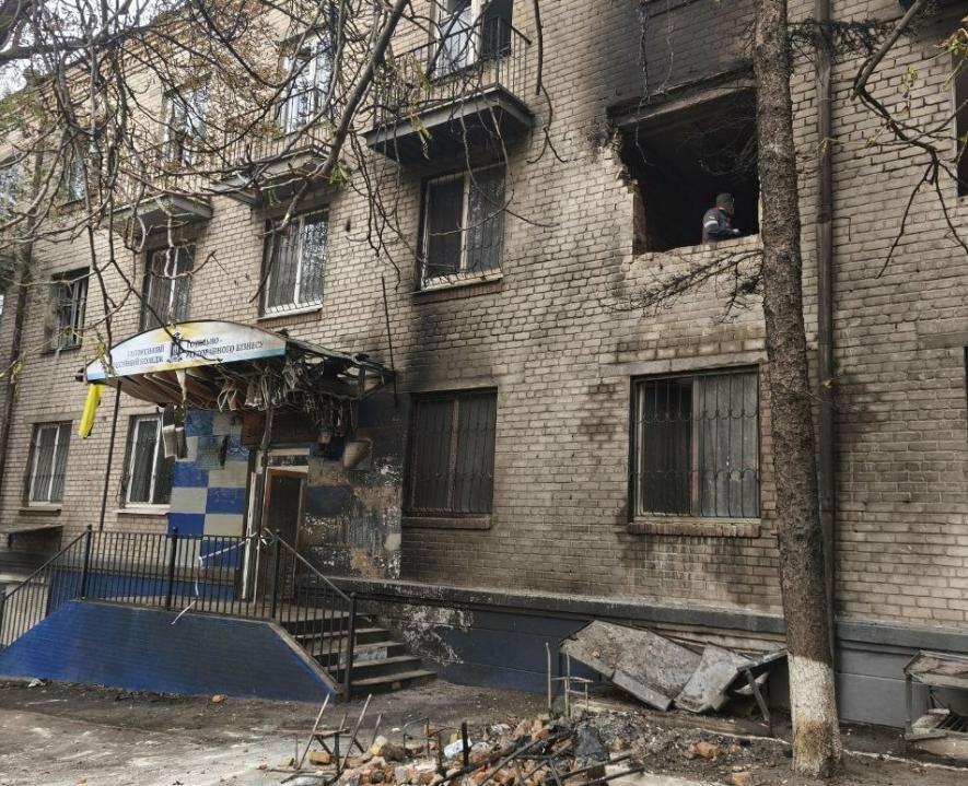 Патрульні врятували жінку з палаючої будівлі під час нічної атаки на Запоріжжя