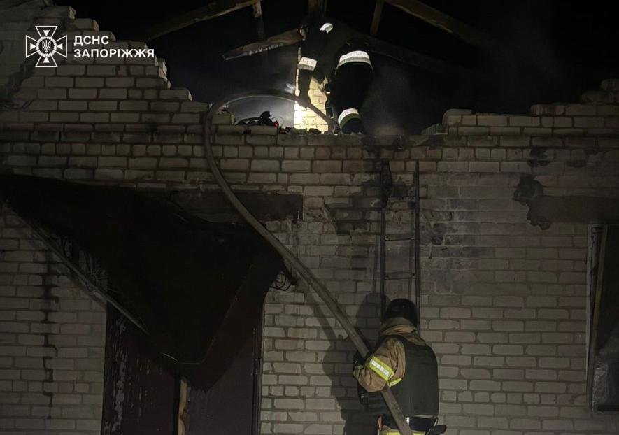 У Запорізькому районі через обстріли згорів житловий будинок