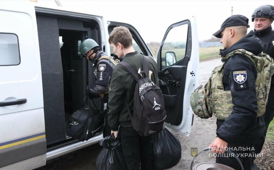 З двох районів Запорізької області правоохоронці евакуювали дитину та сімох дорослих