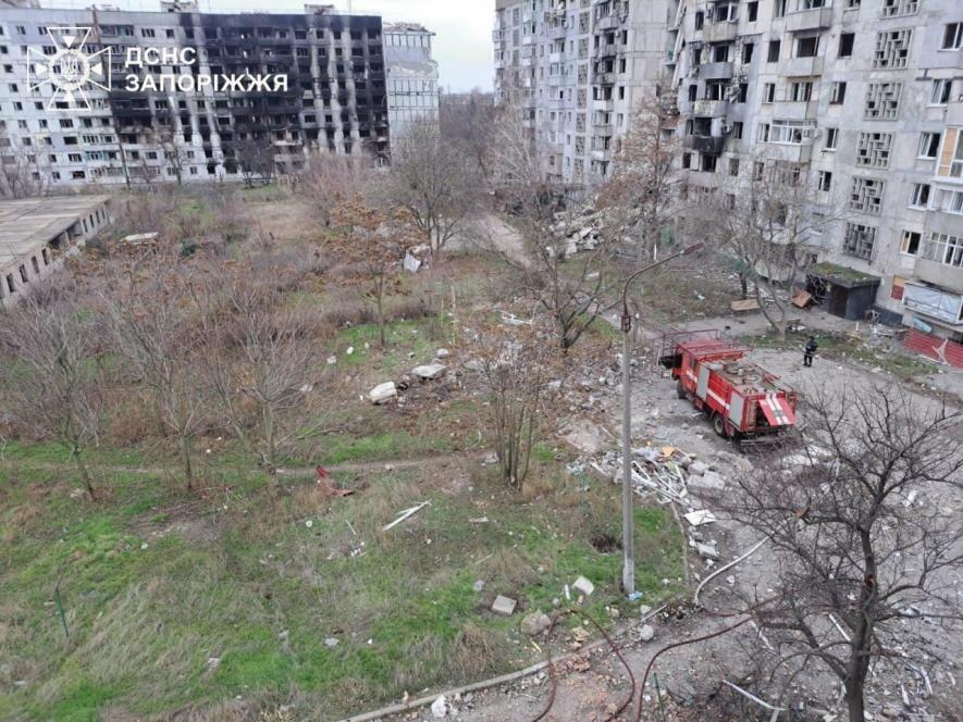 В Оріхові через обстріли горіли квартири в багатоверхівці, - ФОТО