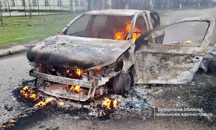 У Запорізькому районі російський дрон атакував цивільне авто: двоє поранених