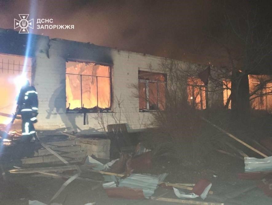 Через ворожі обстріли на Запоріжжі спалахнула пожежа