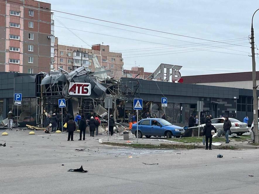 Ворог атакував дроном один із районів Запоріжжя: пошкоджено супермаркет та будинки