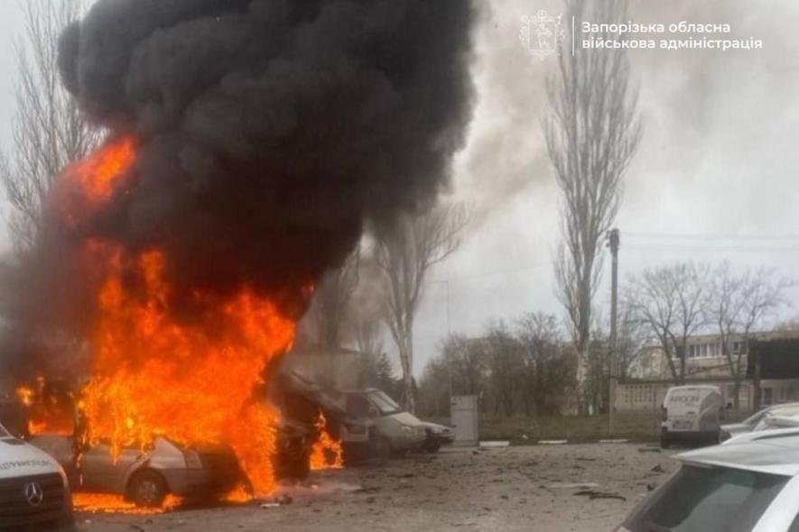 У Запоріжжі через ворожу атаку загорілися автівки