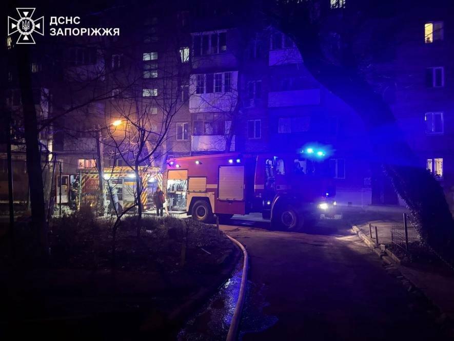 У Запоріжжі з палаючої багатоповерхівки врятували п’ятьох людей: серед них дитина