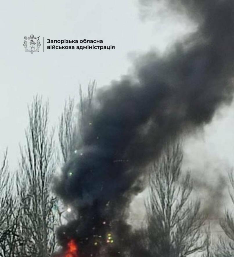 У Запоріжжі внаслідок ворожого удару по спальному району загорілася автівка
