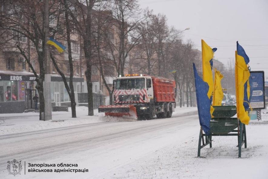 Запорізьку область засипало снігом: до прибирання залучили понад 500 комунальників