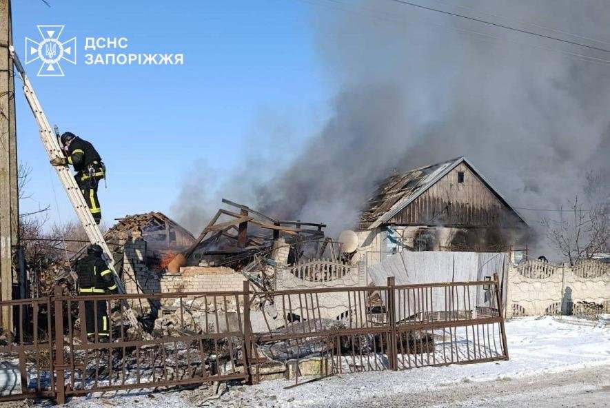 Через обстріли у Запоріжжі та районі сталося шість пожеж: горіли автівки, житлові будинки  приміщення