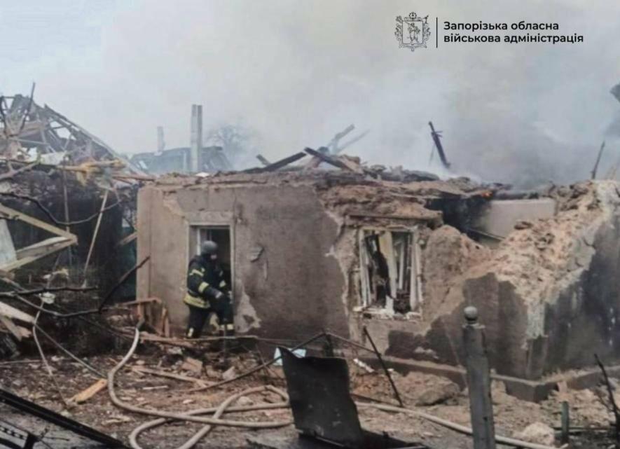 Внаслідок ворожої атаки на Запоріжжі знищено будинок, серед постраждалих є дитина