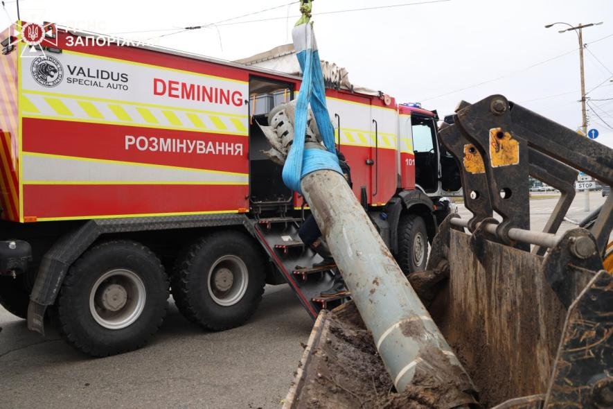 У Запоріжжі рятувальники знешкодили реактивний снаряд, – ВІДЕО