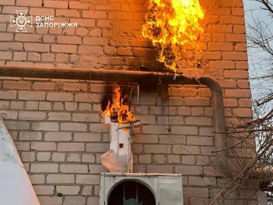 Через російський обстріл у Запорізькому районі загорілася газова труба