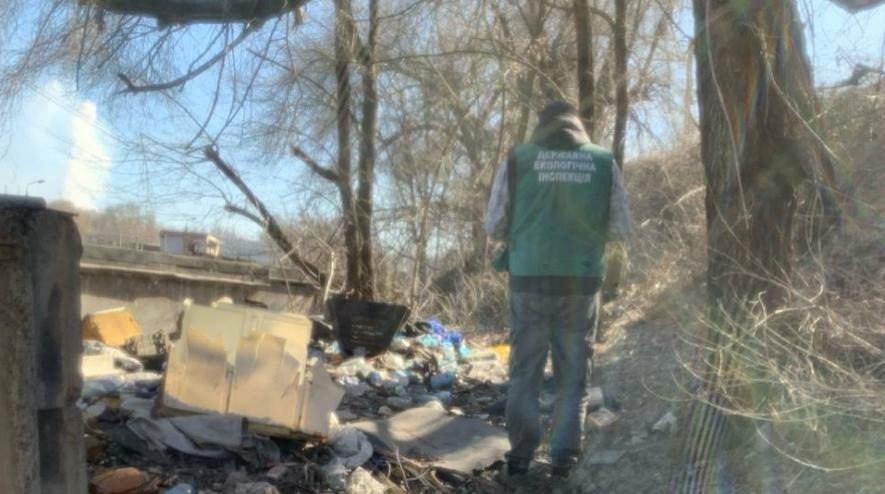 У Запоріжжі виявили стихійні сміттєзвалища біля залізниці
