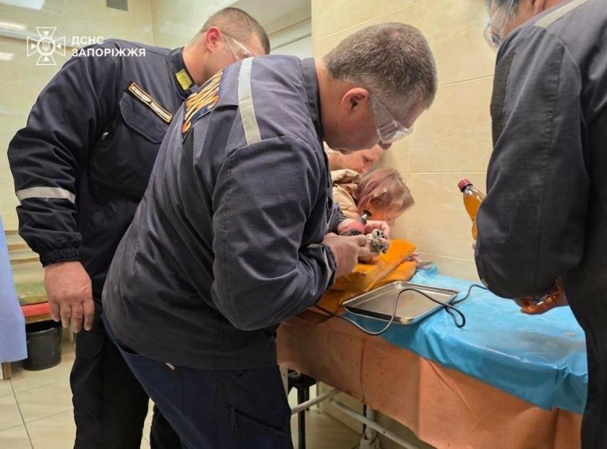 У Запоріжжі 8-річна дитина застрягла пальцем у вентилі: знадобилася допомога рятувальників