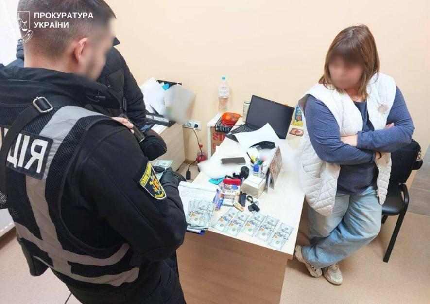 6000 доларів за «непридатність»: у Запоріжжі викрили лікарку ВЛК