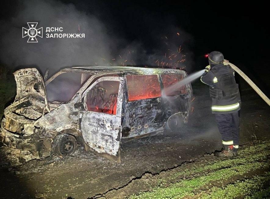 У Запорізькому районі загорівся мікроавтобус: пожежу гасили п’ятеро рятувальників