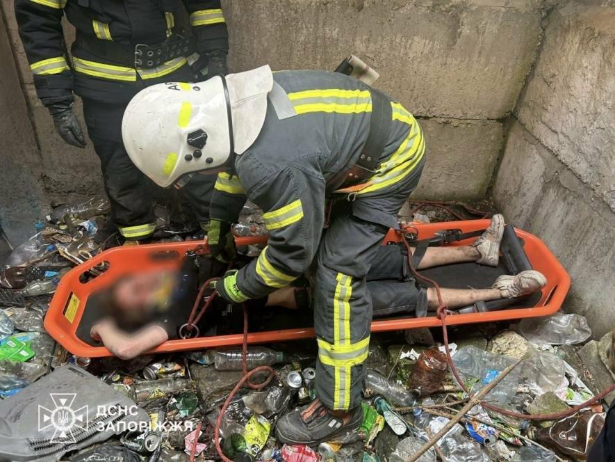 У Запоріжжі рятувальники витягли чоловіка з триметрової ями
