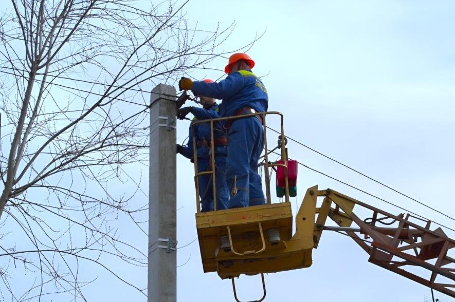 Понад 300 енергетиків у Запоріжжі отримали доплати за роботу під обстрілами