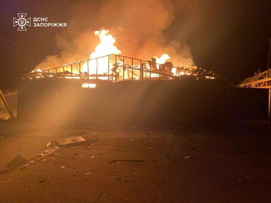 У передмісті Запоріжжя після обстрілів спалахнули п’ять пожеж: є загиблий і поранені