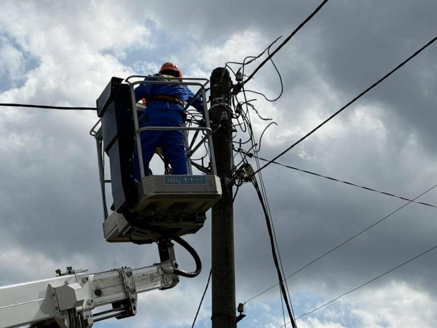 За вихідні після обстрілів енергетики повернули світло майже 5 тисячам родин у Запорізькій області.