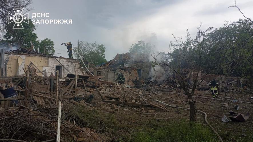 У Запорізькому районі після обстрілів загорілися будинки, автівка, склади та виробниче приміщення