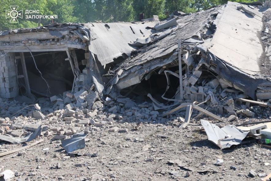 У Запоріжжі та передмісті після обстрілів спалахнули десять пожеж: є поранений